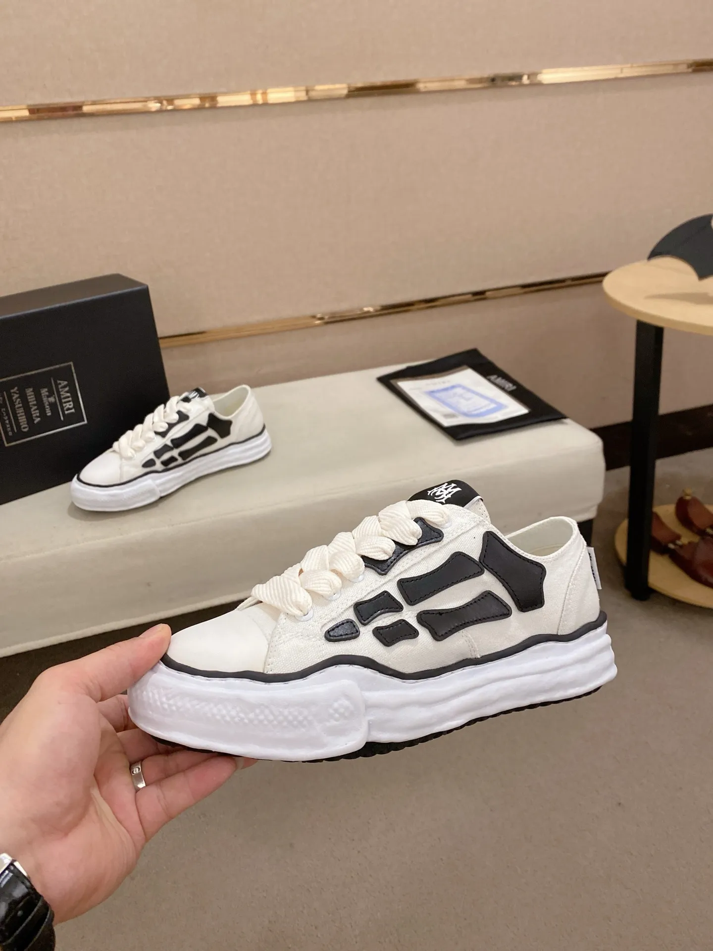 Men's shoes 💰: 580💰 High version [AMIRI] high-end men's shoes brand official website 1:1 latest masterpiece: original mold customization, the fabric is made of imported original materials, upgraded foam outsole, lighter and non-slip. The market's top quality, simple yet tasteful, a must-have for fashionistas, fashionable at your feet, full of confidence, the same style at the counter 👍The summer season is here. Code: 39-44. Can be customized45